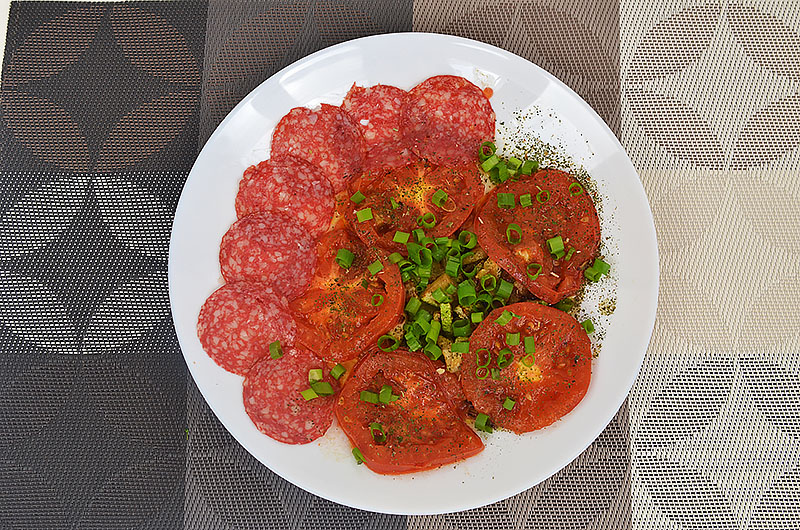 Gegrillte Zucchiccini Salami, Tomaten Jungzwiebeln