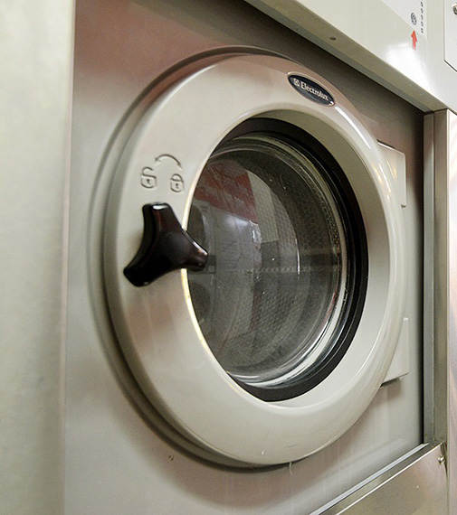 Daunenjacke in einer Waschmaschine waschen